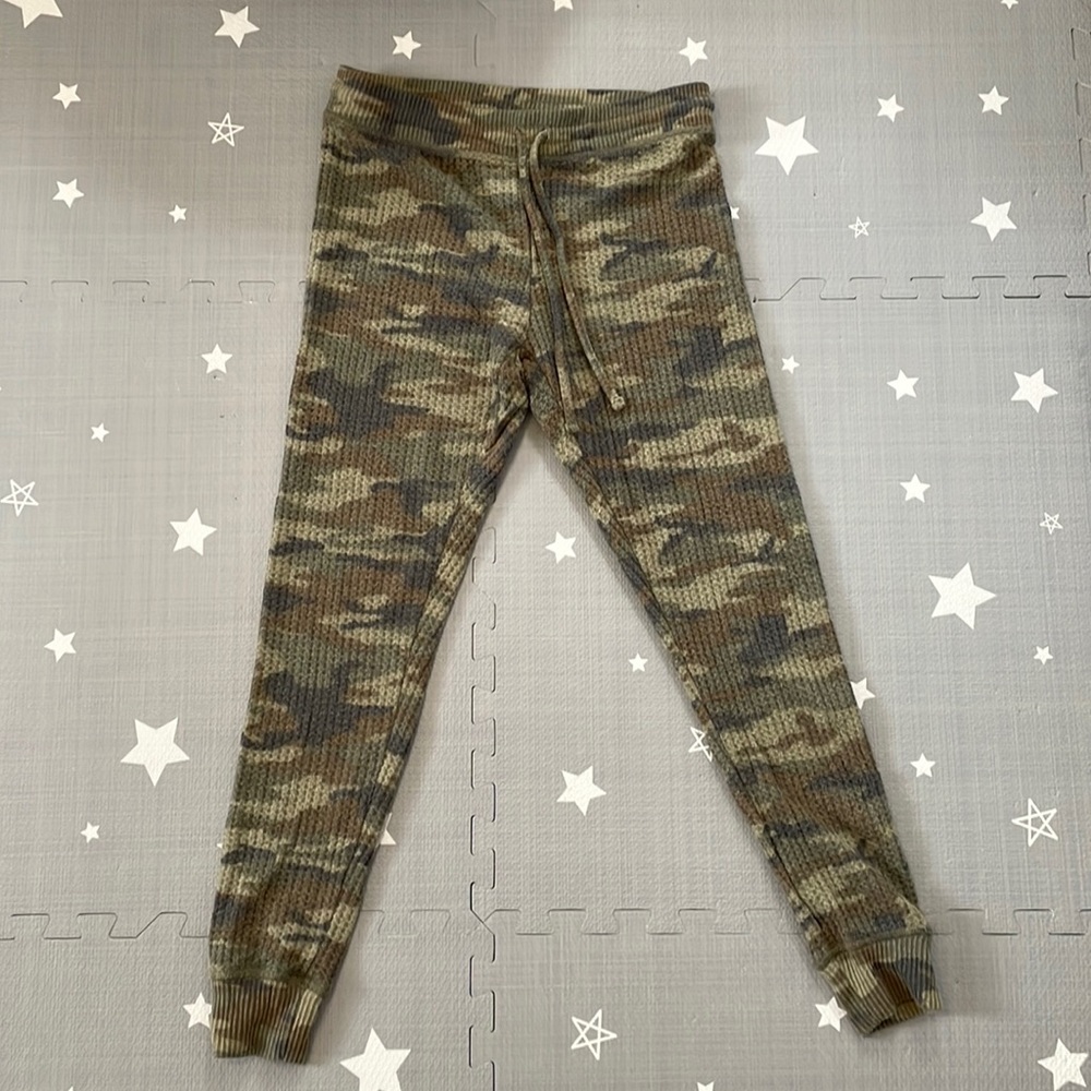 American Eagle camo women’s knit leggings/ sweat pants